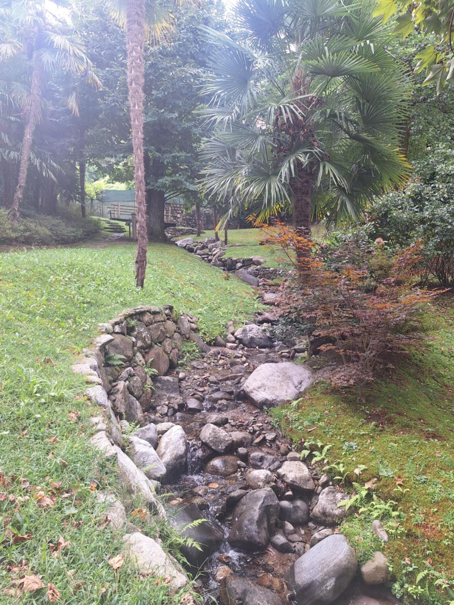 La Dependance Immersa Nel Parco Della Villa Isabella Stresa Luaran gambar