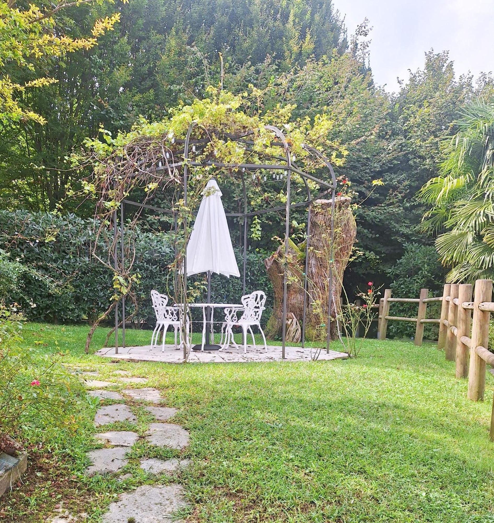 La Dependance Immersa Nel Parco Della Villa Isabella Stresa Luaran gambar